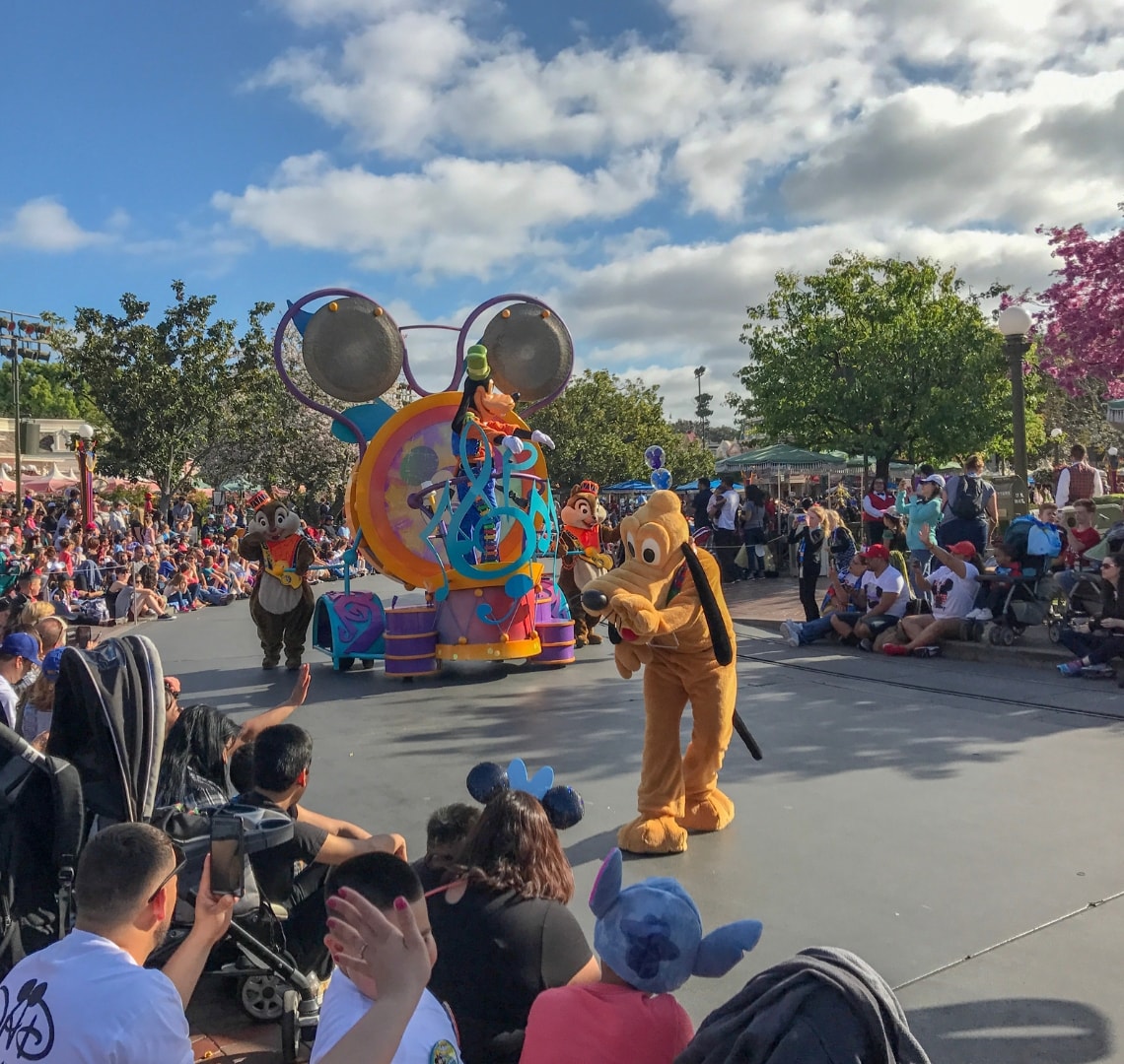 Disney - watching the parade 